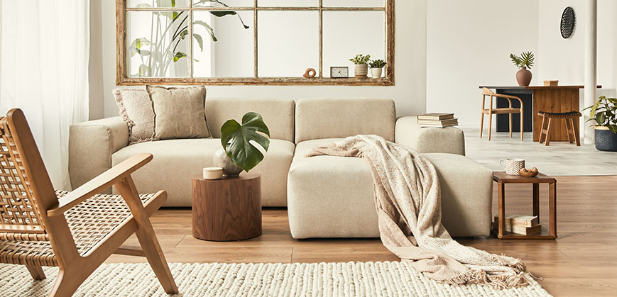 Offenes Wohnzimmer mit cremefarbenem Sofa und Stuhl aus Holz