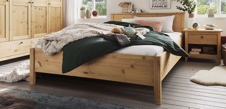 Bett aus Holz mit Decken dekoriert