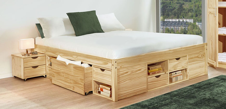 Funktionsbett aus Holz mit weißer Bettwäsche